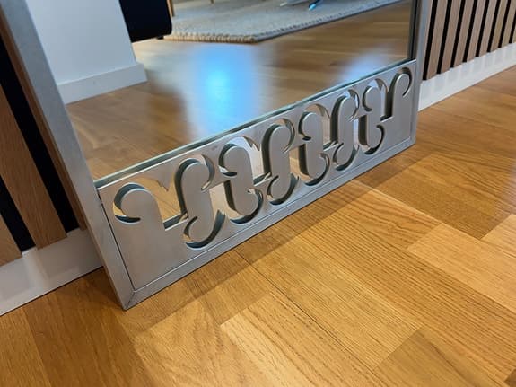 Spegel i tenn från 1900-talets första hälft.