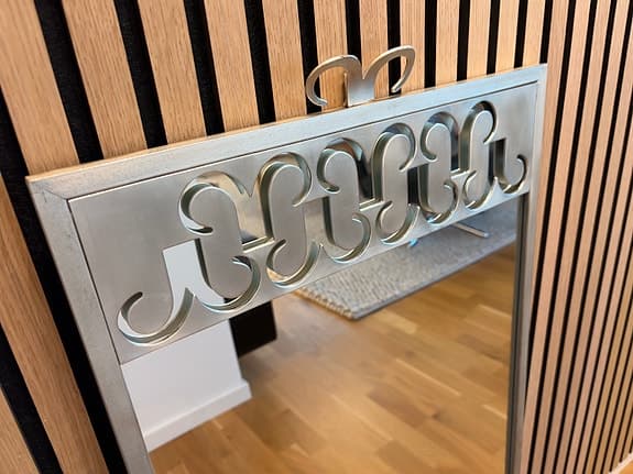 Spegel i tenn från 1900-talets första hälft.