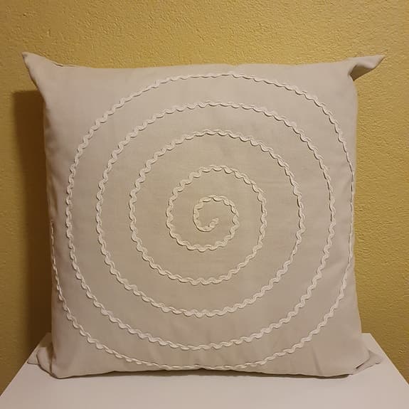 Två STORA fasta kuddar med slitstarkt tyg 70×70 cm