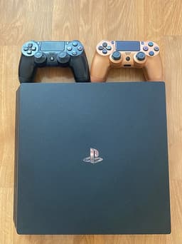 Playstation 4 PRO med två handkontroller och fem spel