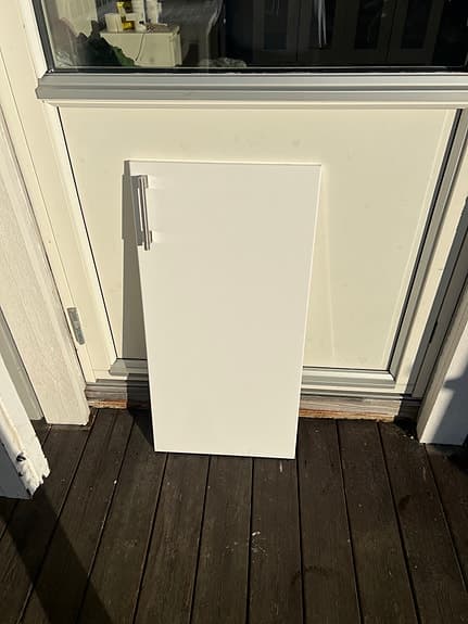 Vit skåpsdörr med handtag i högglans vit