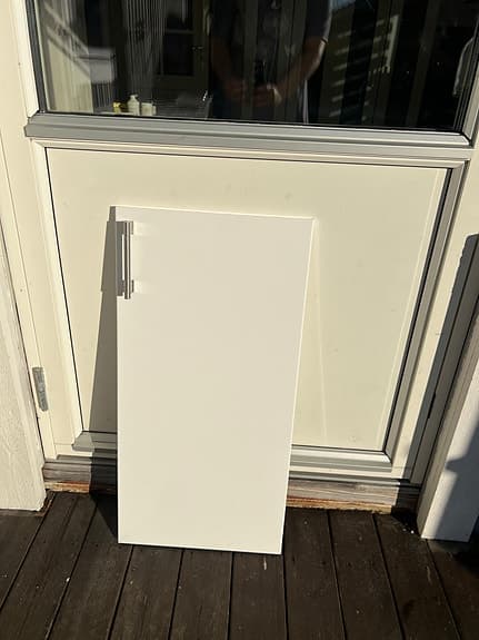 Vit skåpsdörr med handtag i högglans vit