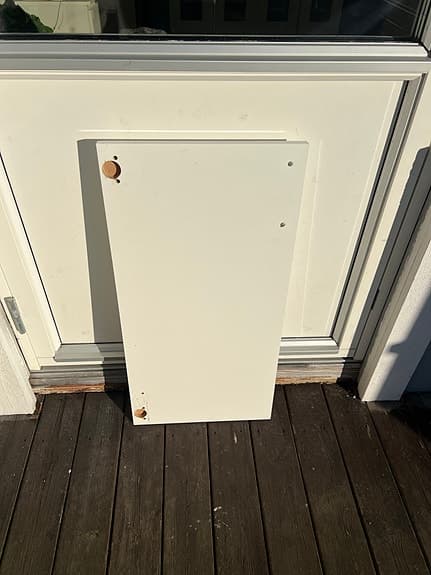 Vit skåpsdörr med handtag i högglans vit
