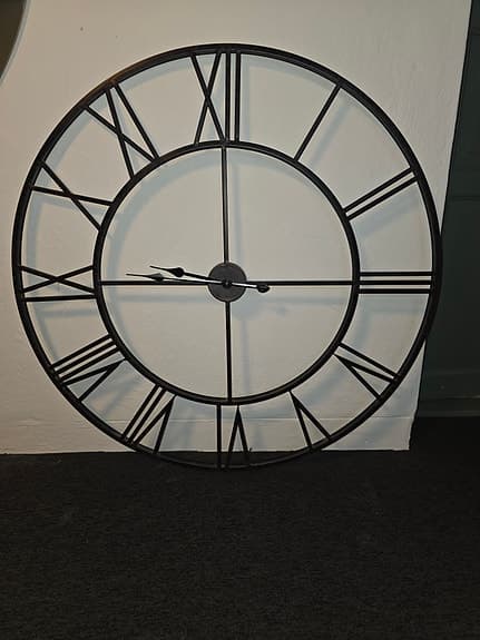 Stor elegant väggklocka från MIO i svart metall med romerska siffror
