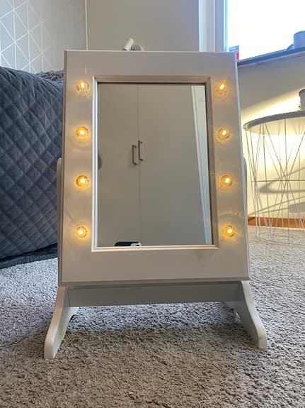 Smyckesförvaring med spegel och belysning