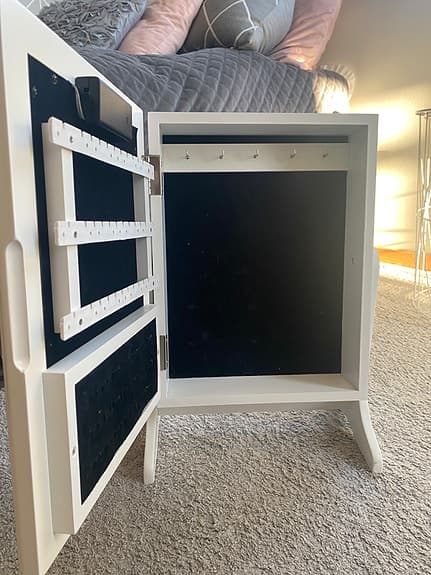 Smyckesförvaring med spegel och belysning