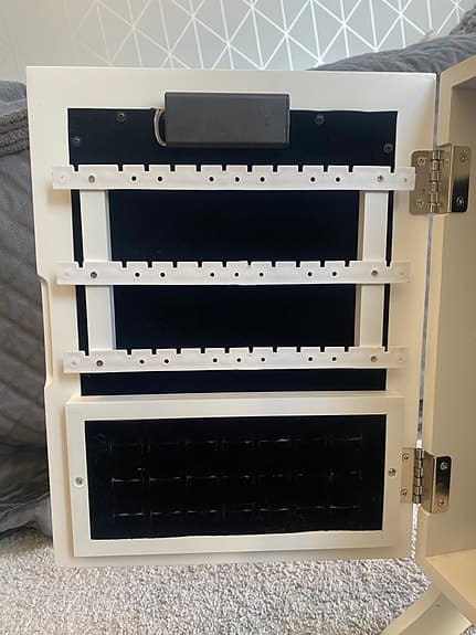 Smyckesförvaring med spegel och belysning