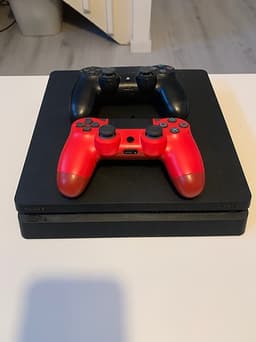 Playstation 4 Slim (1 tb), 2 handkontroller