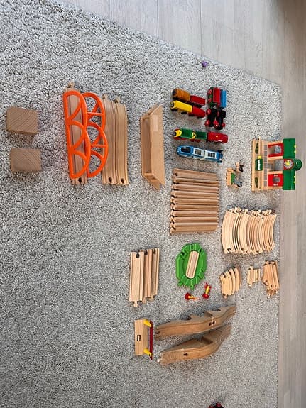 BRIO tågbana set i trä med vagnar och självkörande tåg