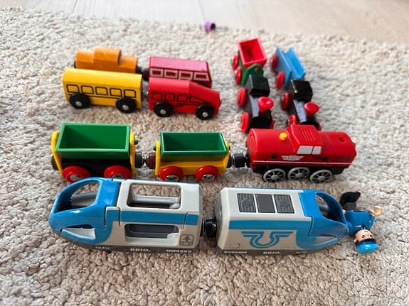 BRIO tågbana set i trä med vagnar och självkörande tåg
