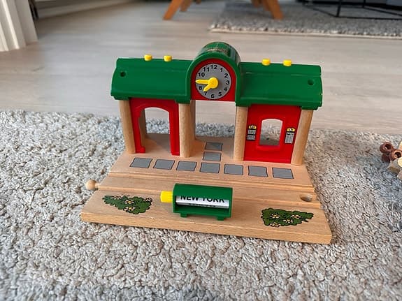 BRIO tågbana set i trä med vagnar och självkörande tåg