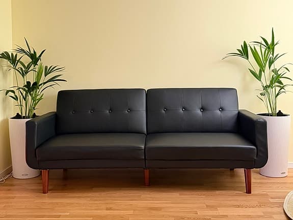 Elegant bäddsoffa i svart konstläder