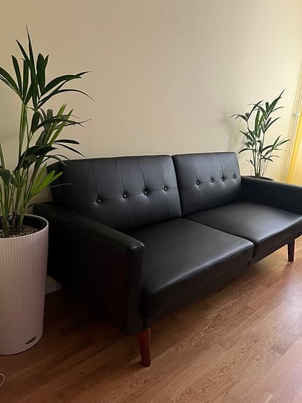 Elegant bäddsoffa i svart konstläder