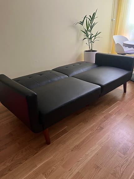 Elegant bäddsoffa i svart konstläder