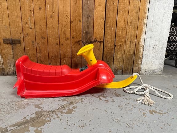 Barnkälke med ratt och draglina – stabil modell