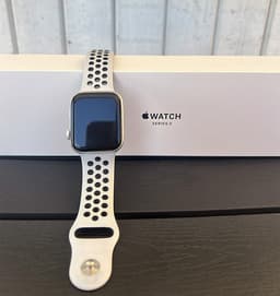 Apple Watch Nike SE 44 mm GPS + Cellular – Silver / Nike Sportband