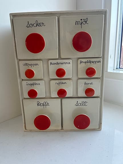 Gustavsberg Kökshylla med kryddburkar vit och röd