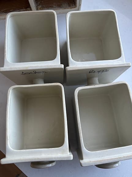 Gustavsberg Kökshylla med kryddburkar vit och röd