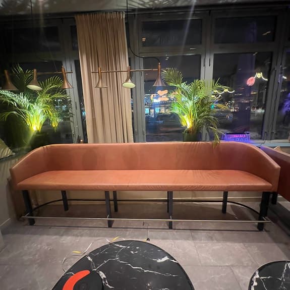 Soffa lounge lång brun klädsel metallben