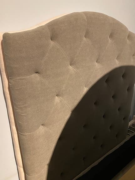 Säng enkelsäng med stoppad grå sänggavel tyg