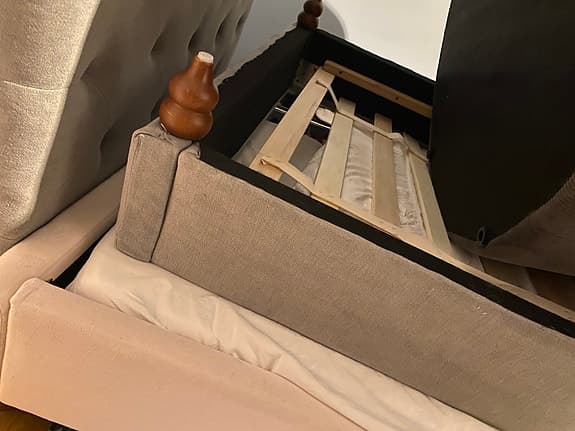Säng enkelsäng med stoppad grå sänggavel tyg