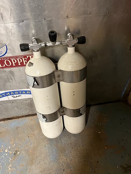 Dykarutrustning inklusive dubbelflaska och torrdräkt