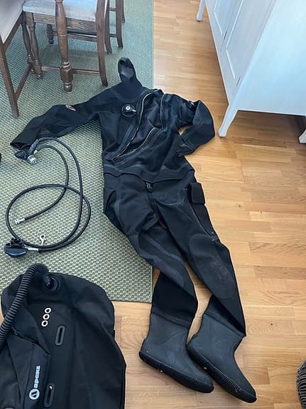 Dykarutrustning inklusive dubbelflaska och torrdräkt