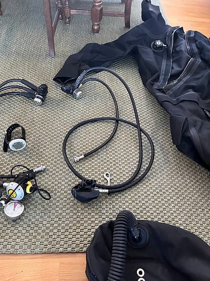 Dykarutrustning inklusive dubbelflaska och torrdräkt