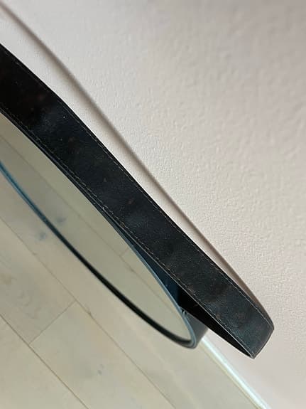 Rund spegel med svart ram