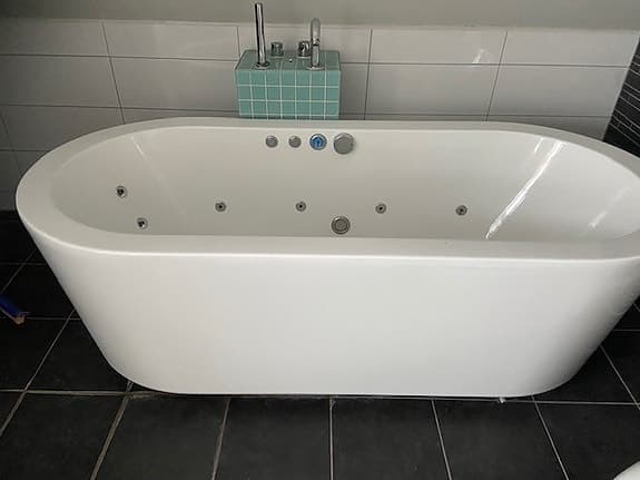 Fristående Badkar med massagefunktion vit