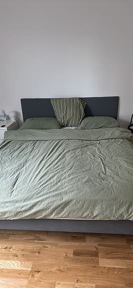 säng med madrassen