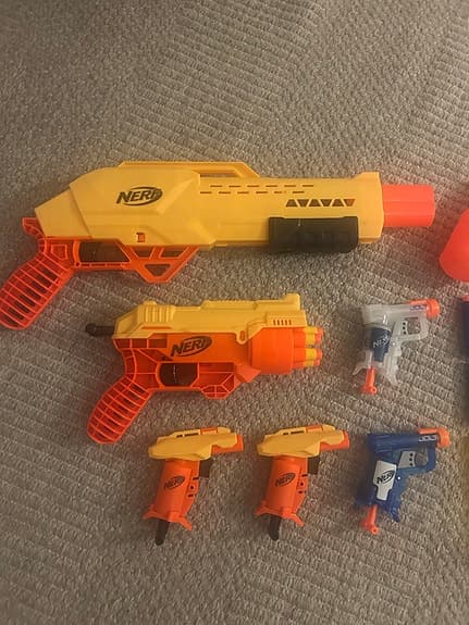 Stort Nerf-paket med 6 blasters och skott