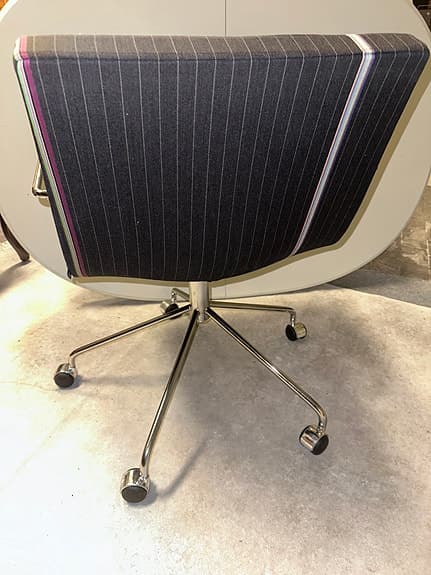 Designstol Offecct Bond. (Nypris 20 000kr)