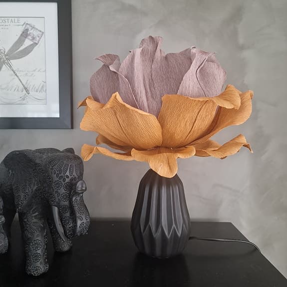 Handgjord blomlampskärm med svart lampfot