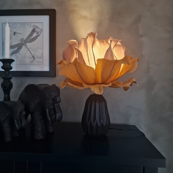 Handgjord blomlampskärm med svart lampfot