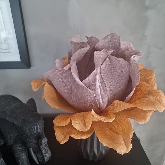 Handgjord blomlampskärm med svart lampfot