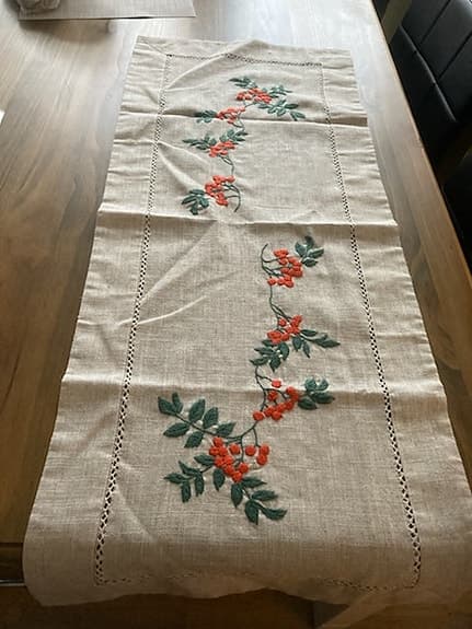 Jättefin duk i broderade höstfärger