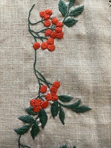 Jättefin duk i broderade höstfärger