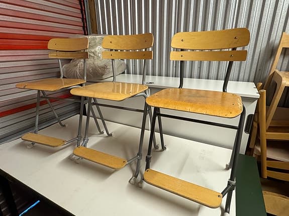 Höga stolar med fotstöd (3 st) – retro/skolstil