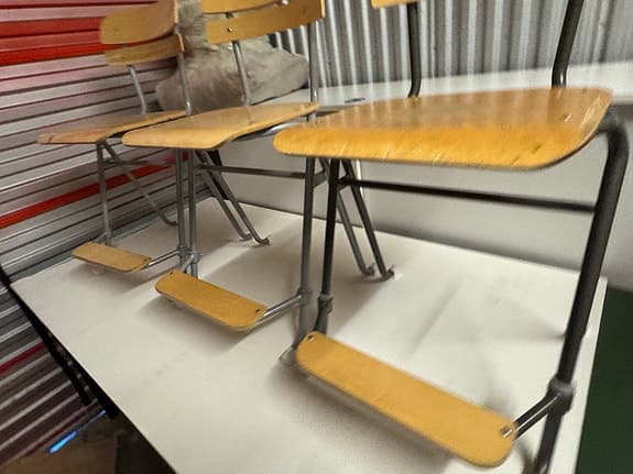 Höga stolar med fotstöd (3 st) – retro/skolstil