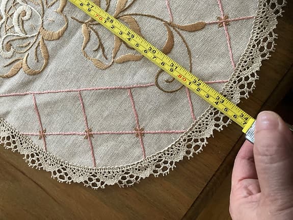 Oval bordsduk med spets och fint mönster