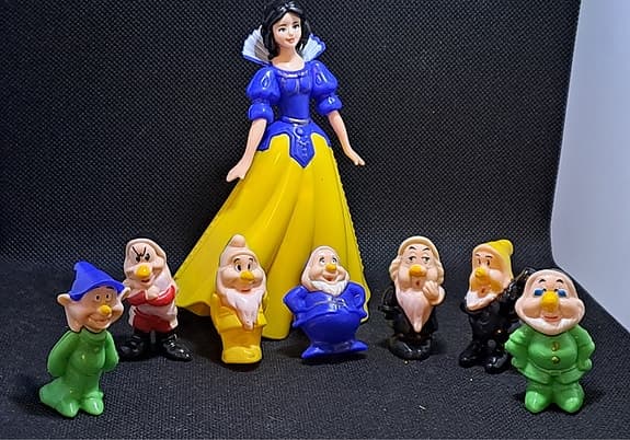 Utförsäljning av Snövit och de sju dvärgarna figurer
