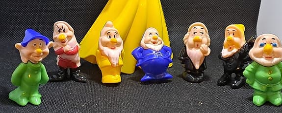 Utförsäljning av Snövit och de sju dvärgarna figurer