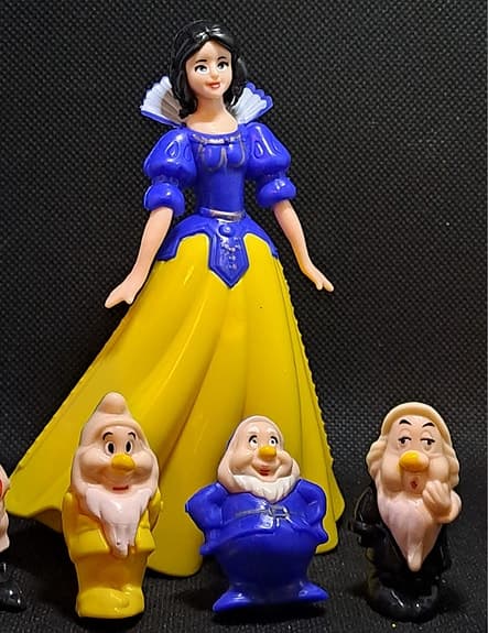 Utförsäljning av Snövit och de sju dvärgarna figurer