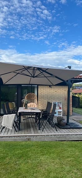 Parasol Deluxe med stativ och beige tyg, 3x4, helt ny