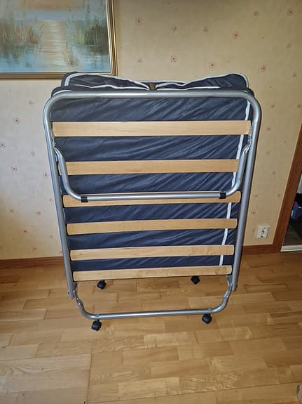 Hopfällbar gästsäng med madrass metallram grå
