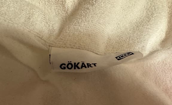 Oanvänt för 90-säng. Vattentätt överdrag + dra-på-lakan. 80 för båda