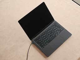MacBook Pro 14” M5 – 32 GB/2 TB/Nanotextur – nyskick, ca 30 timmar