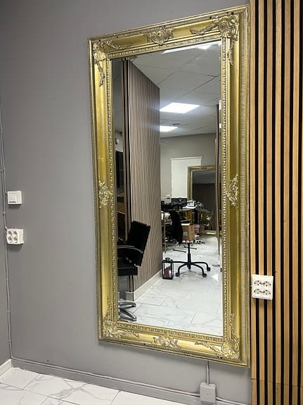 &Tradition spegel med dekorativa ornament