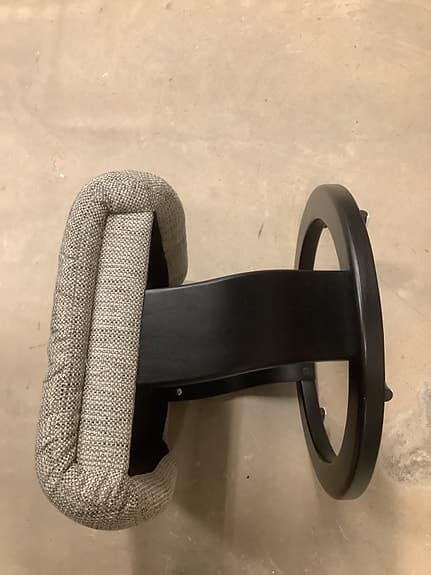 Mio pall med grått tyg och svart trästomme